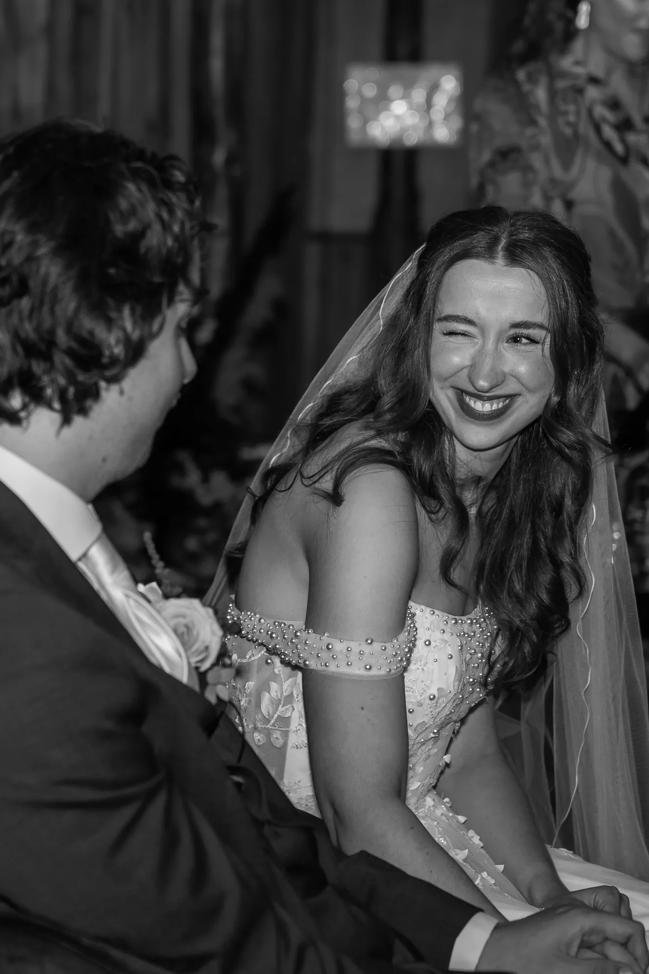 Bruid lacht spontaan naar haar partner tijdens hun bruiloft