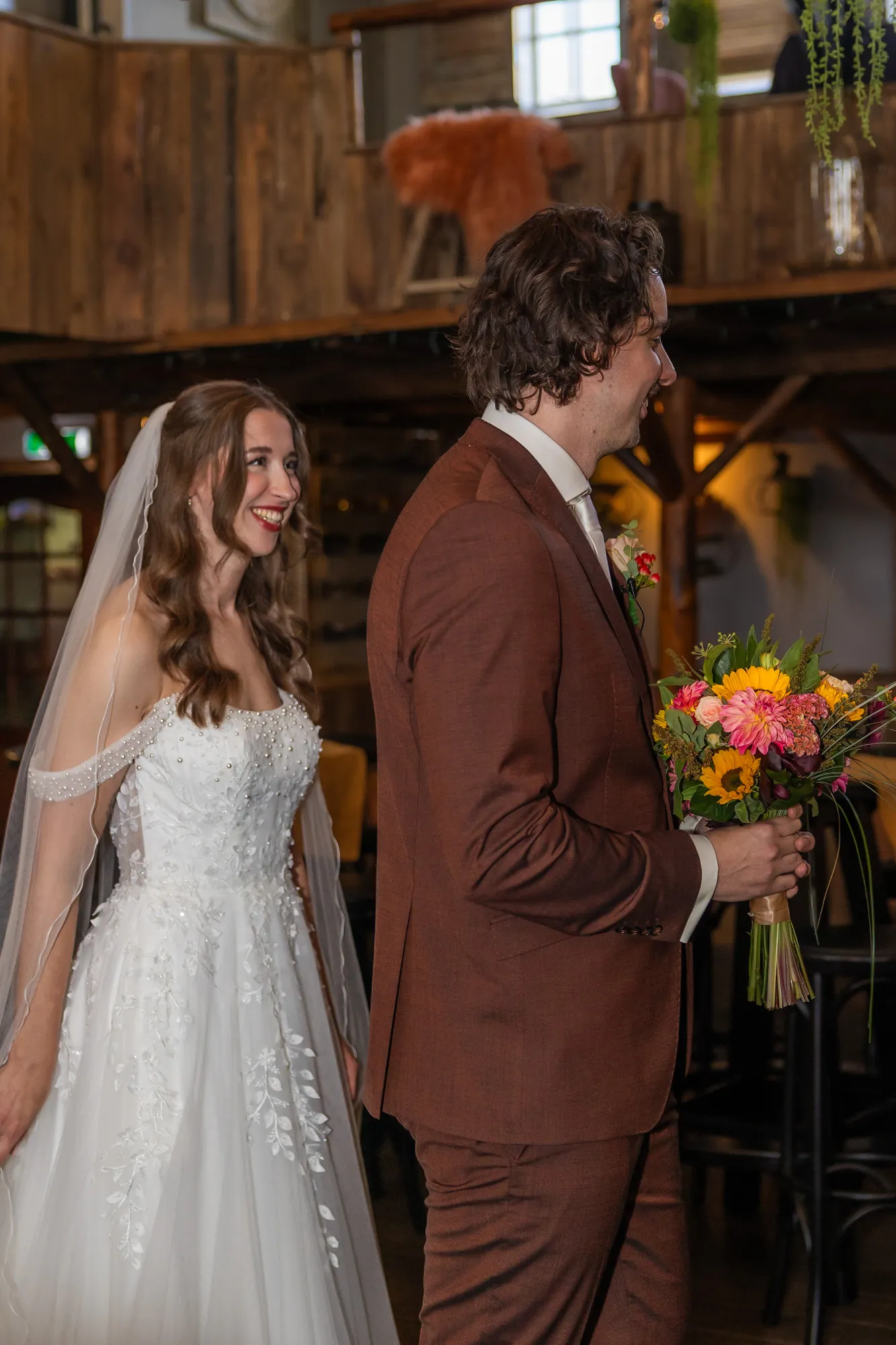 First look: de bruid ziet de bruidegom voor het eerst in haar trouwjurk