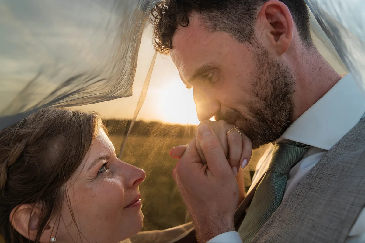 Gerard kust de hand van Dinah onder haar sluier, met laagstaande zon en een veld op de achtergrond