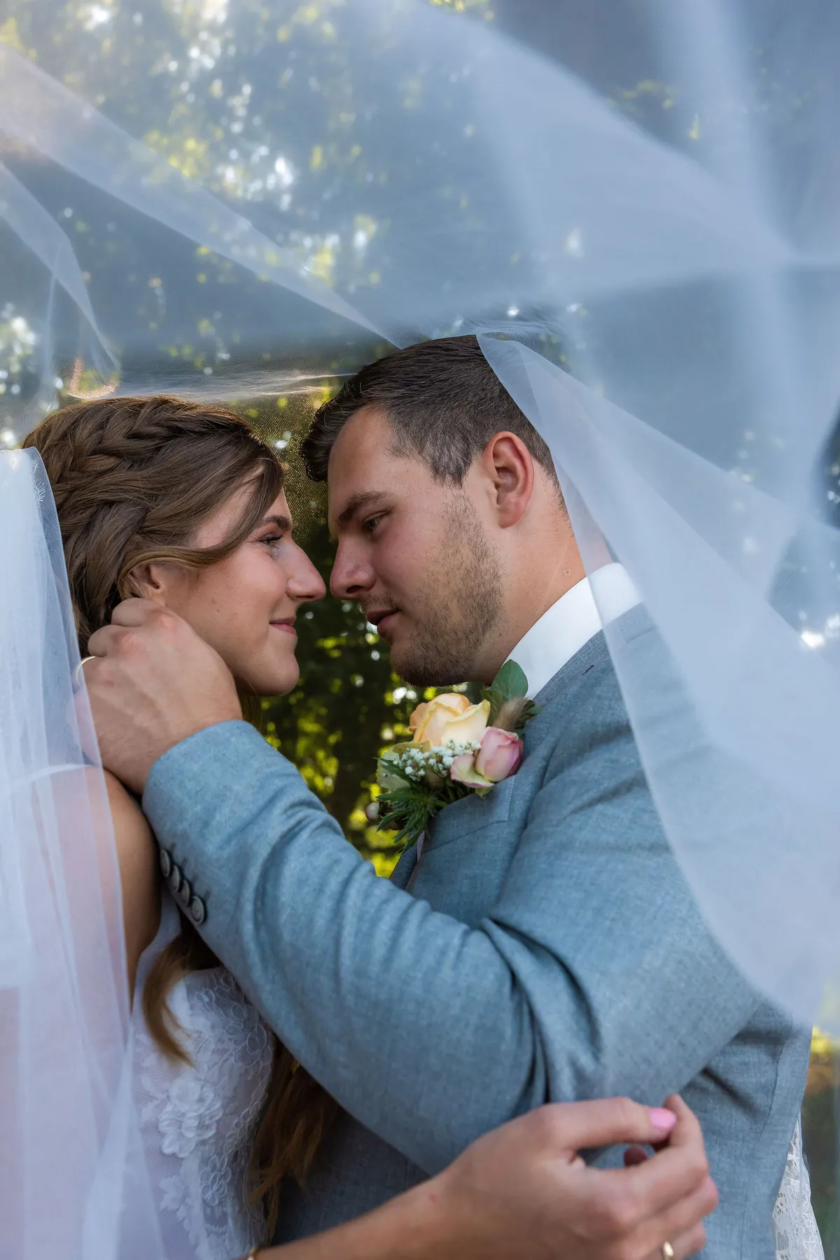 Henriko en Heidy dicht bij elkaar onder haar sluier