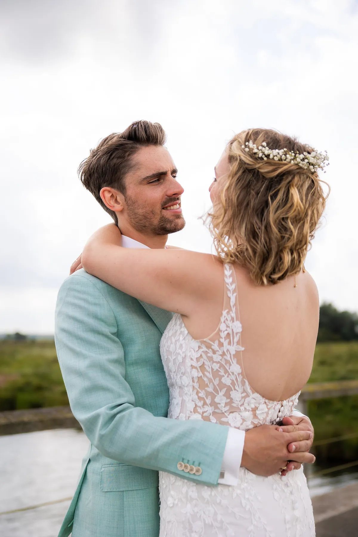 Jelle en Deborah omhelzen elkaar aan het water