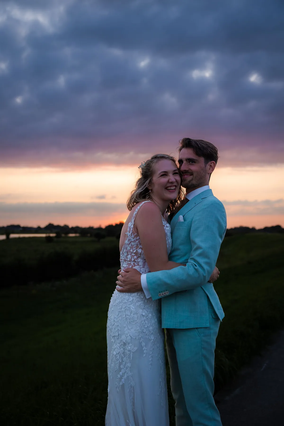 Jelle en Deborah omhelzen elkaar bij zonsondergang