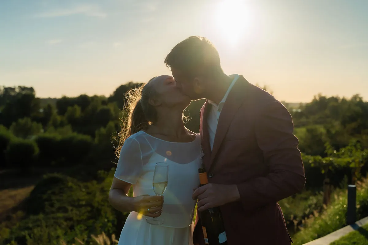 Jelle en Rosanne kussen in de laagstaande avondzon
