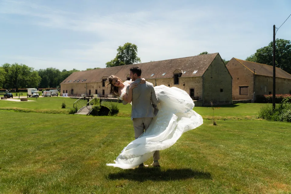 Gerard tilt Dinah op het gazon van Domaine de Chenevière, met de lange natuurstenen boerderijgebouwen op de achtergrond