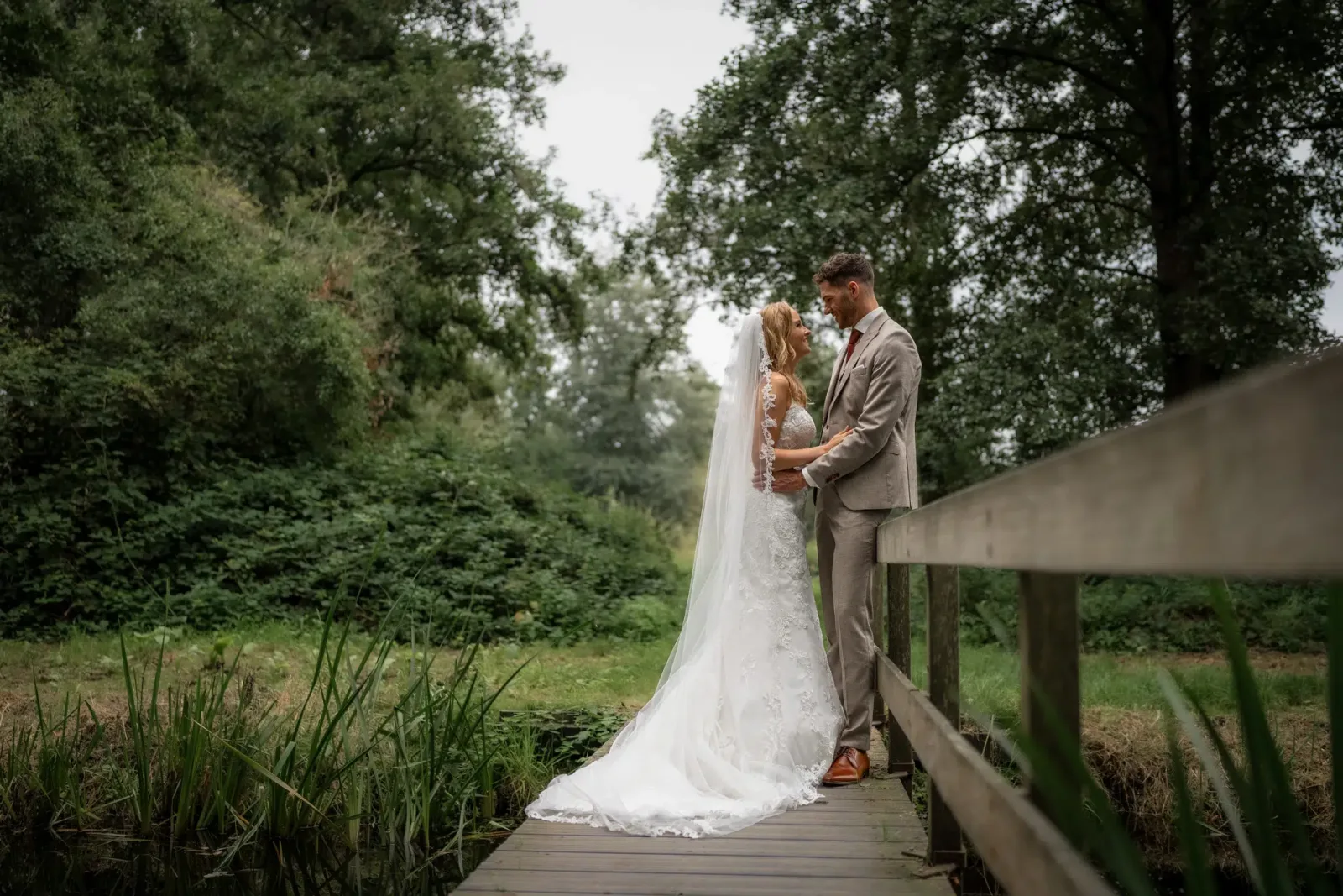 Joris en Esmee samen op een houten brug