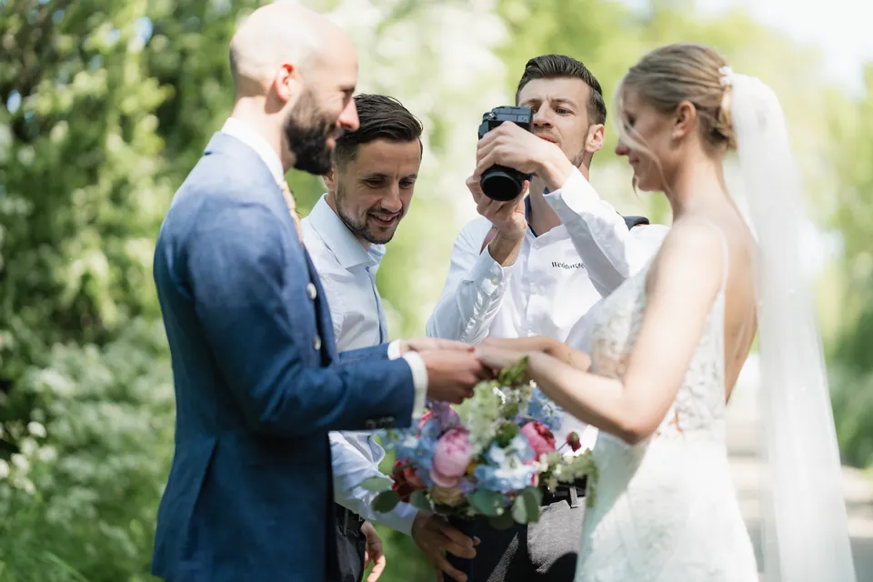 Videograaf Marco en een fotograaf van WeddingGuys leggen het bruidspaar vanuit verschillende hoeken vast tijdens de love shoot