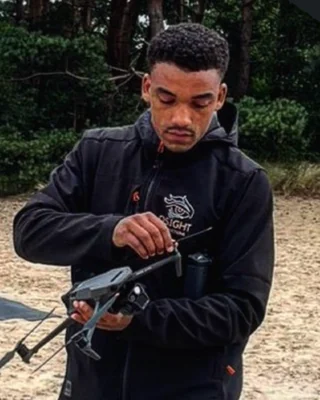 Daniel van WeddingGuys maakt een drone klaar op het strand
