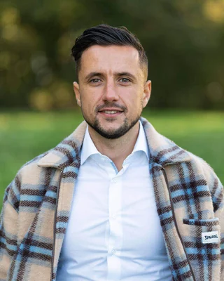 Marco van WeddingGuys, portret buiten in een geruite jas