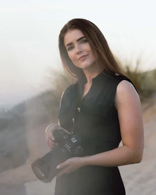 Ynoah van WeddingGuys met haar camera in de duinen